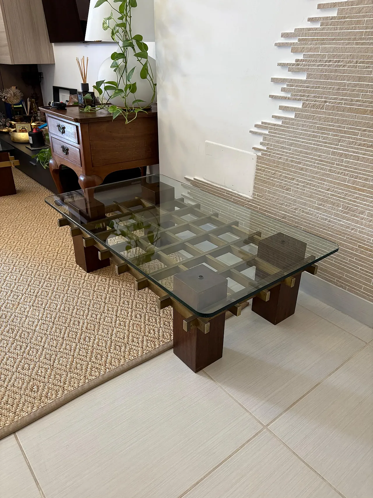 Tavolino da caffè in ottone, legno e vetro, metà '900 10