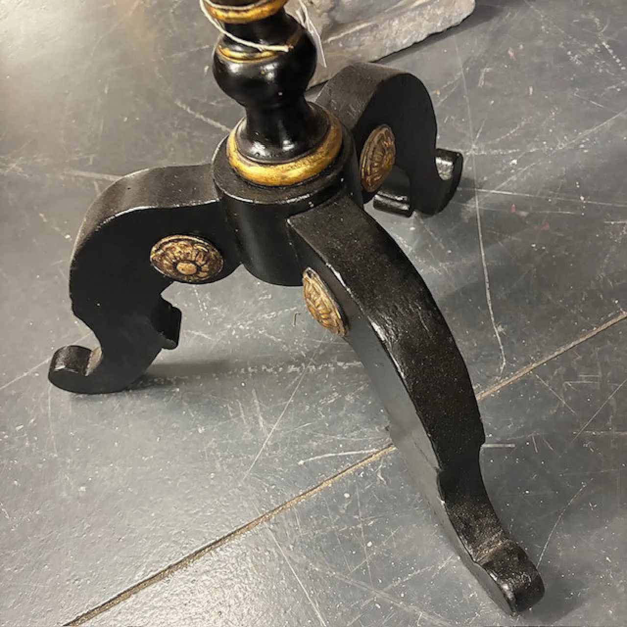 Tavolinetto rotondo toscano laccato nero e oro dipinto, '800 4