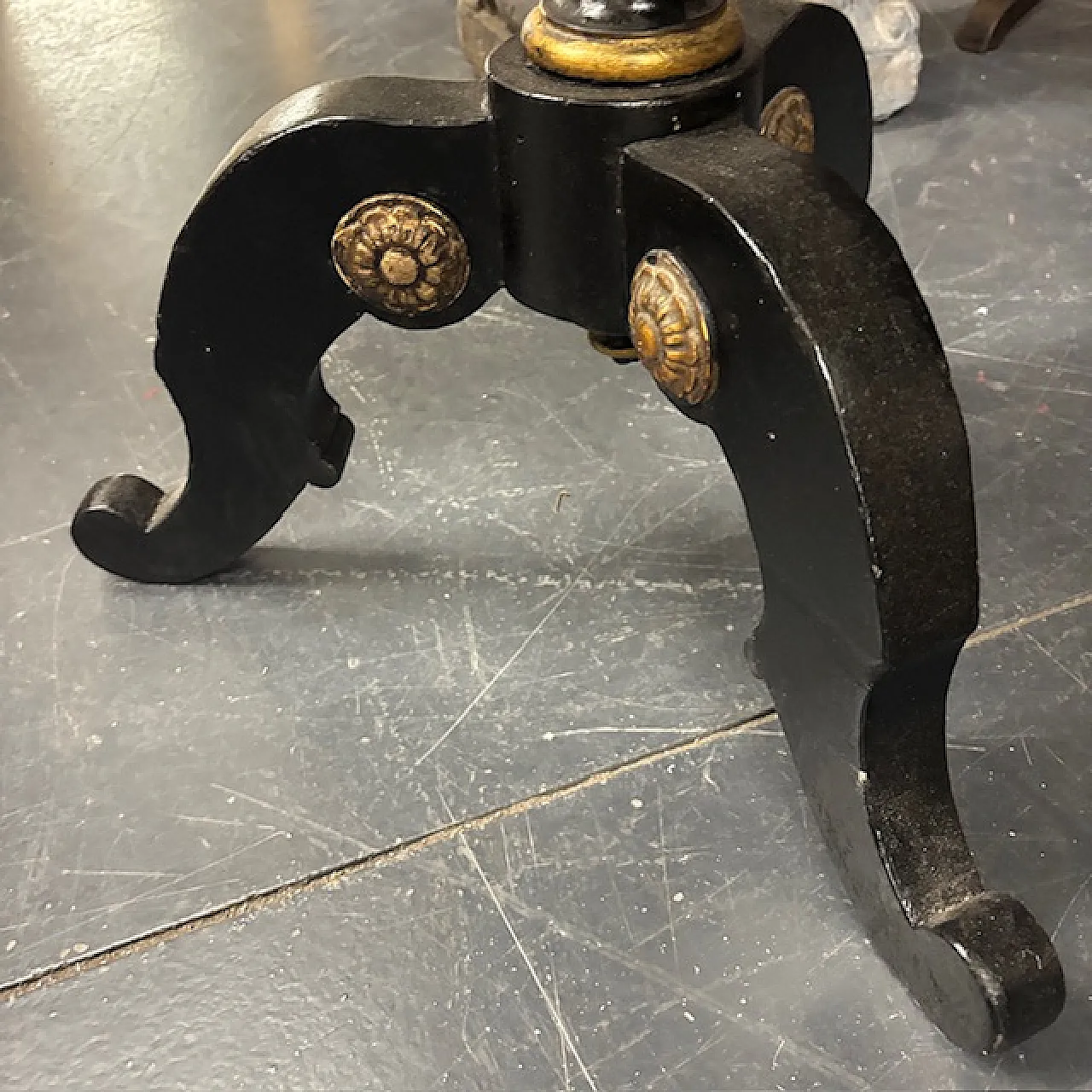 Tavolinetto rotondo toscano laccato nero e oro dipinto, '800 5