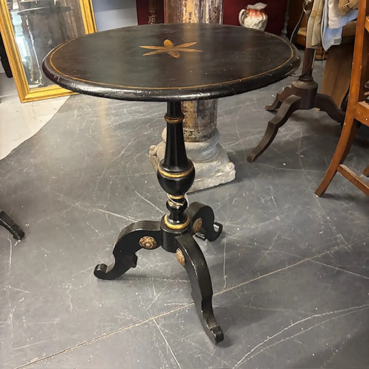 Tavolinetto rotondo toscano laccato nero e oro dipinto, '800 6