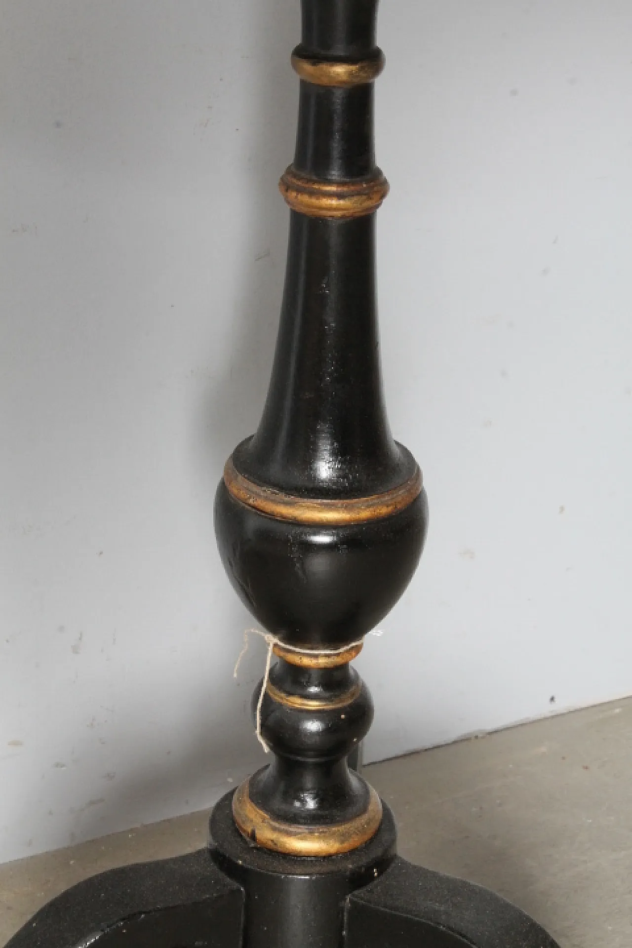 Tavolinetto rotondo toscano laccato nero e oro dipinto, '800 7