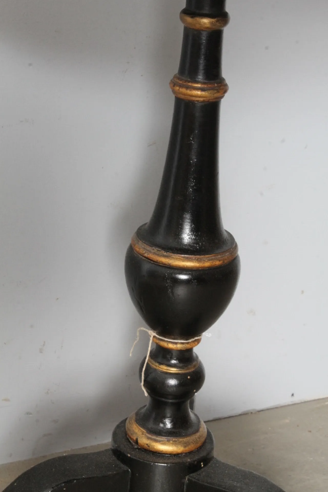 Tavolinetto rotondo toscano laccato nero e oro dipinto, '800 8