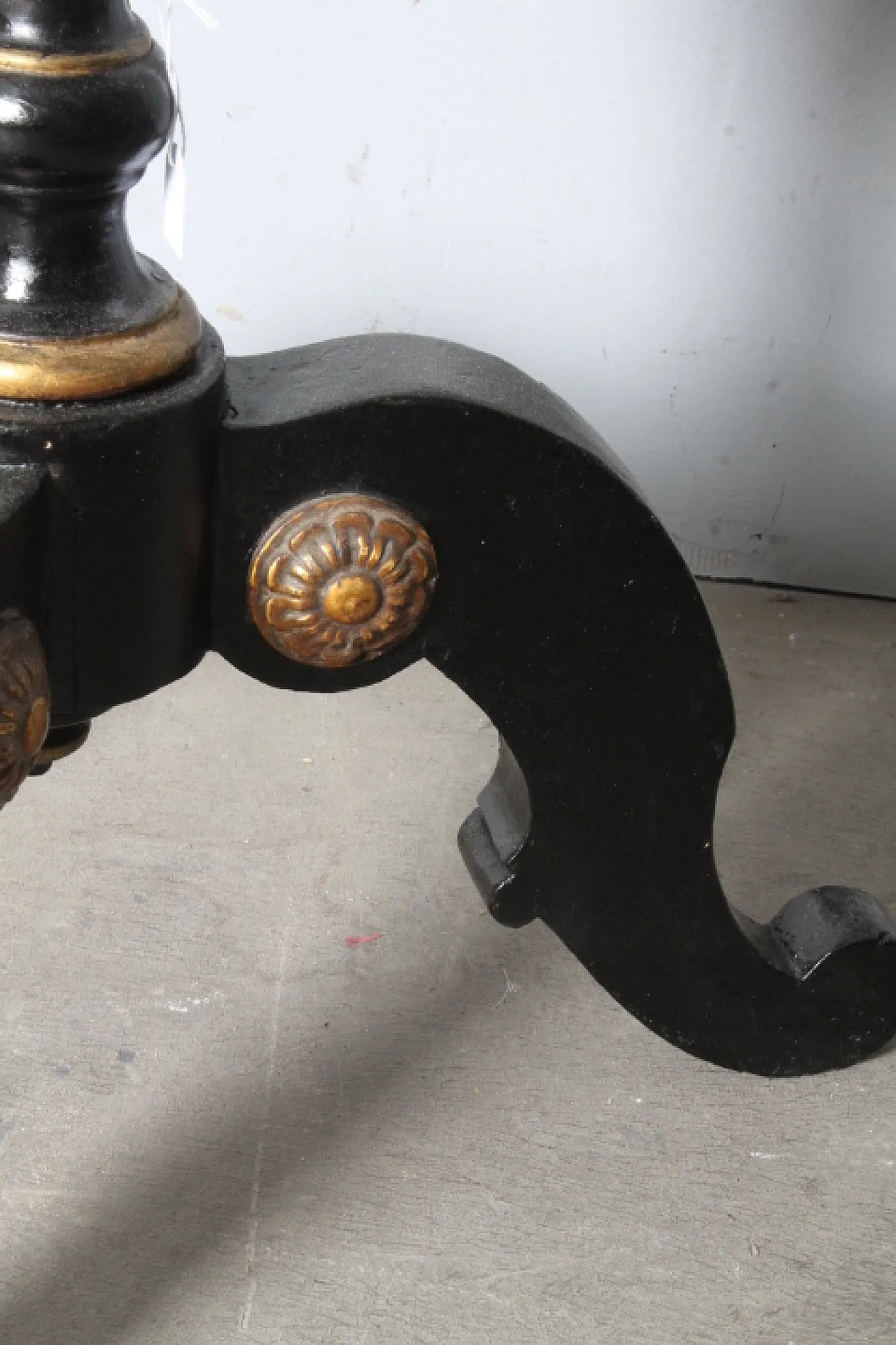 Tavolinetto rotondo toscano laccato nero e oro dipinto, '800 9