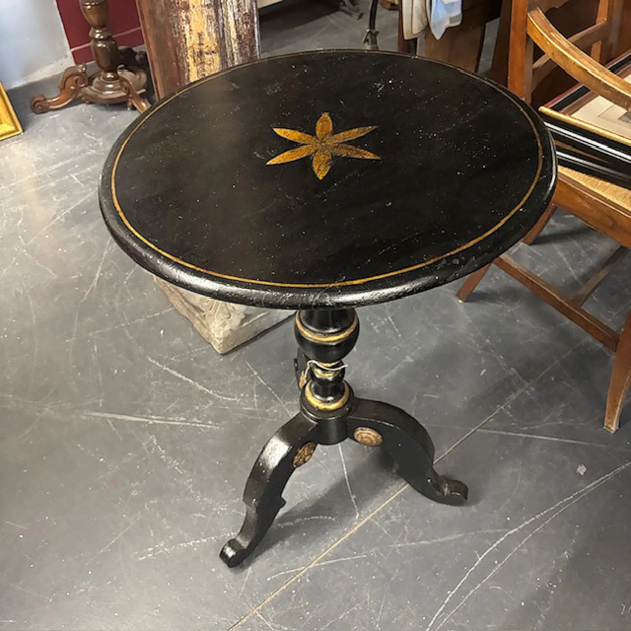 Tavolinetto rotondo toscano laccato nero e oro dipinto, '800 10