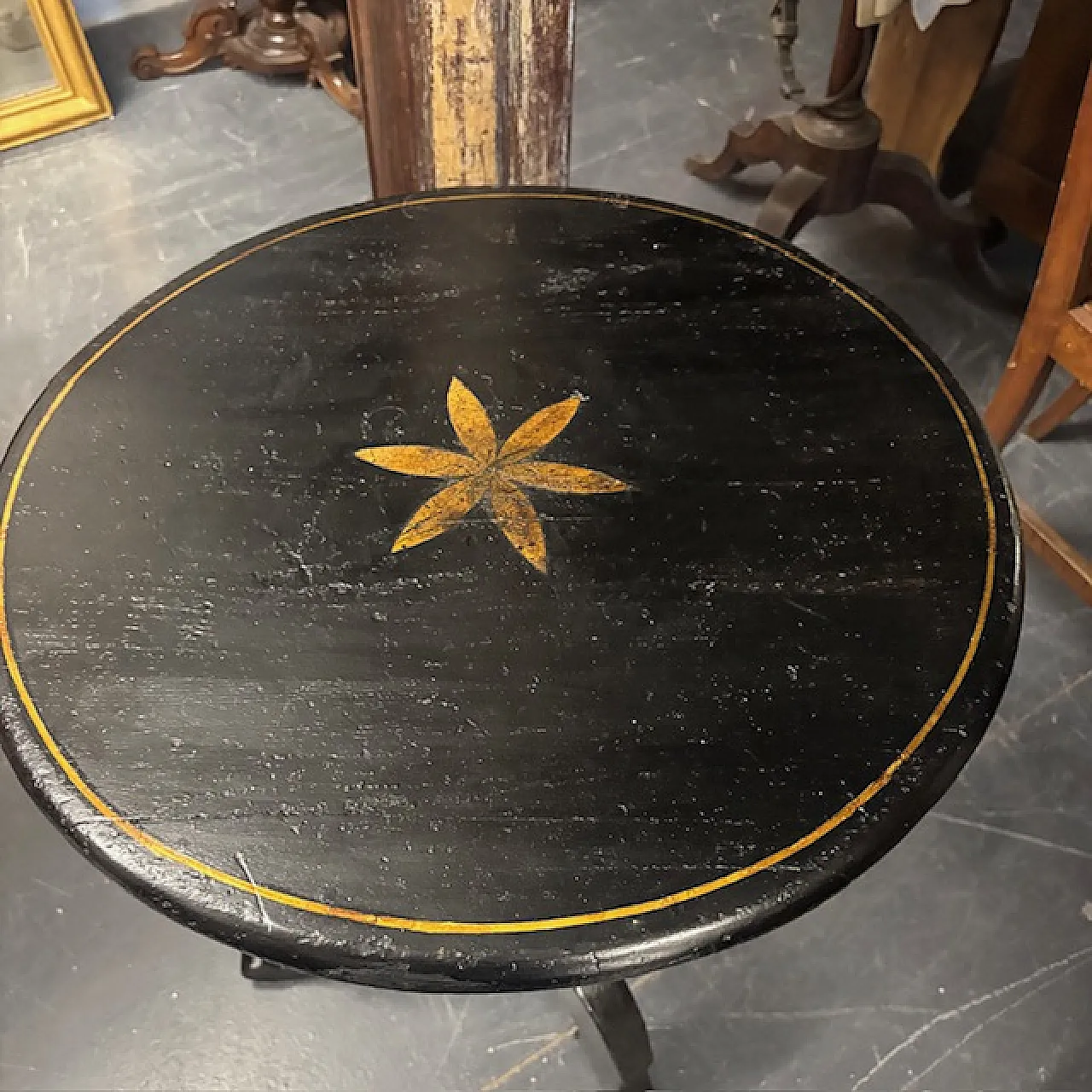 Tavolinetto rotondo toscano laccato nero e oro dipinto, '800 11