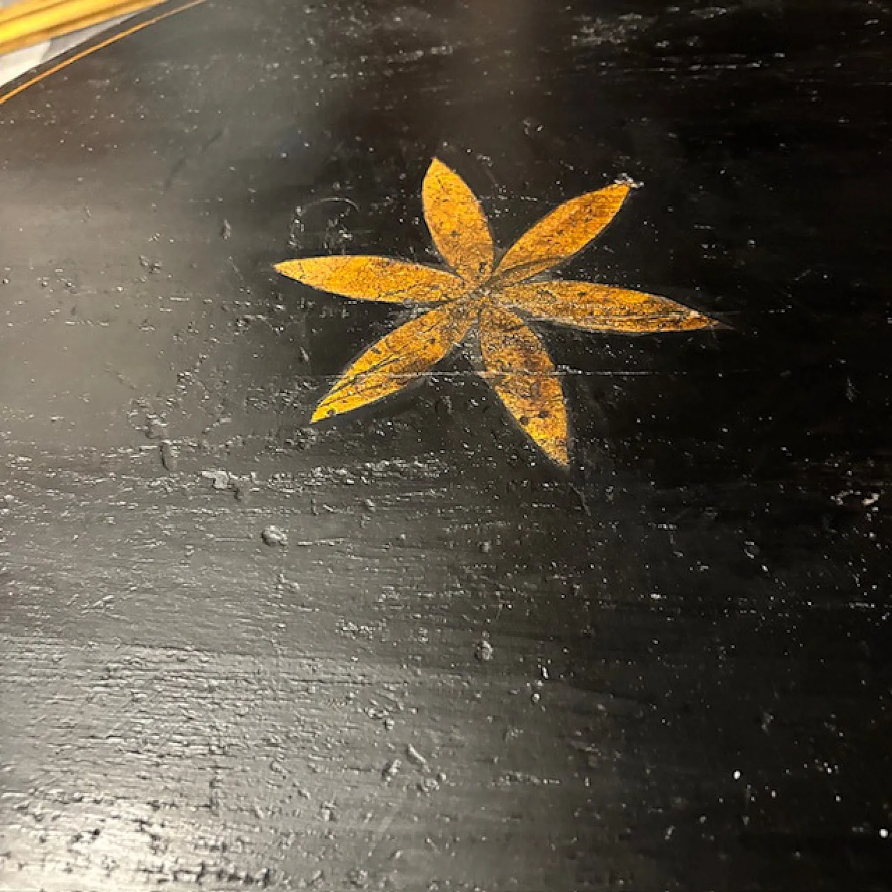 Tavolinetto rotondo toscano laccato nero e oro dipinto, '800 12