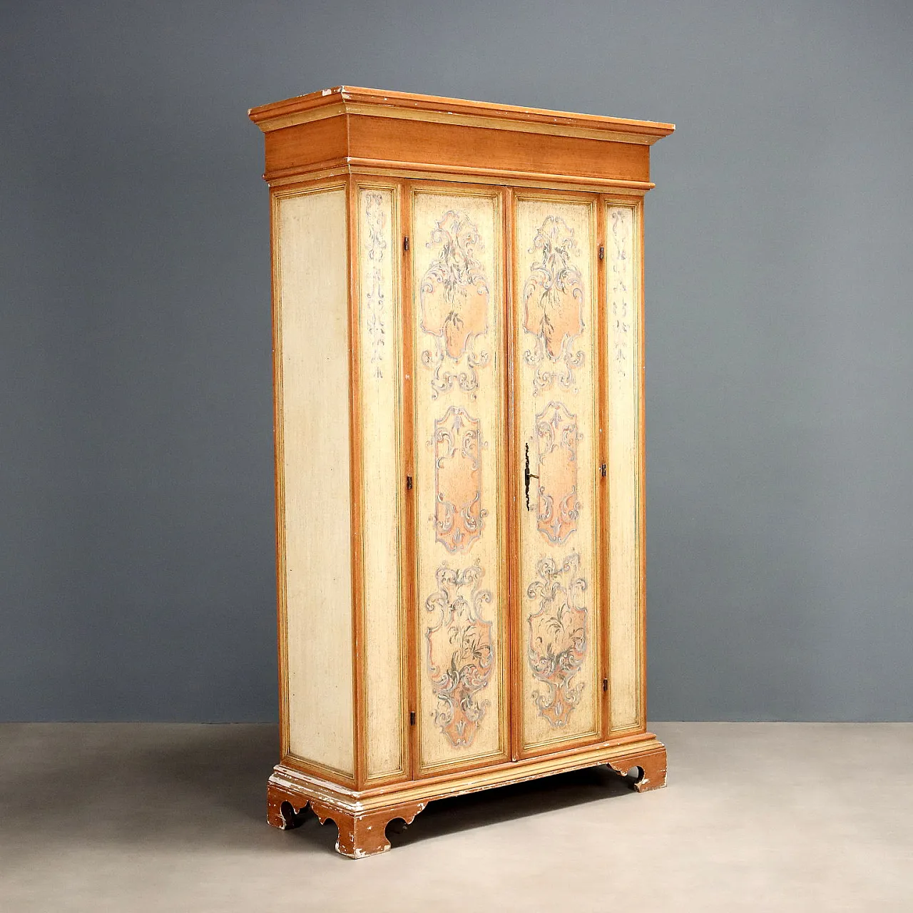 Armadio in stile barocco in legno laccato dipinto, '900 1