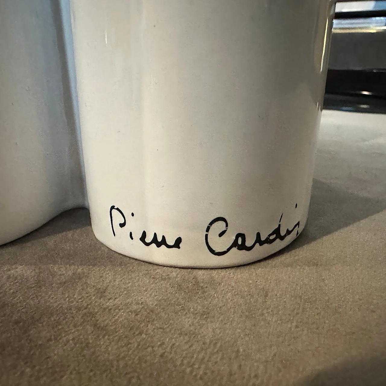 Vaso in ceramica bianca Mid-Century Modern di Pierre Cardin, anni '70 7