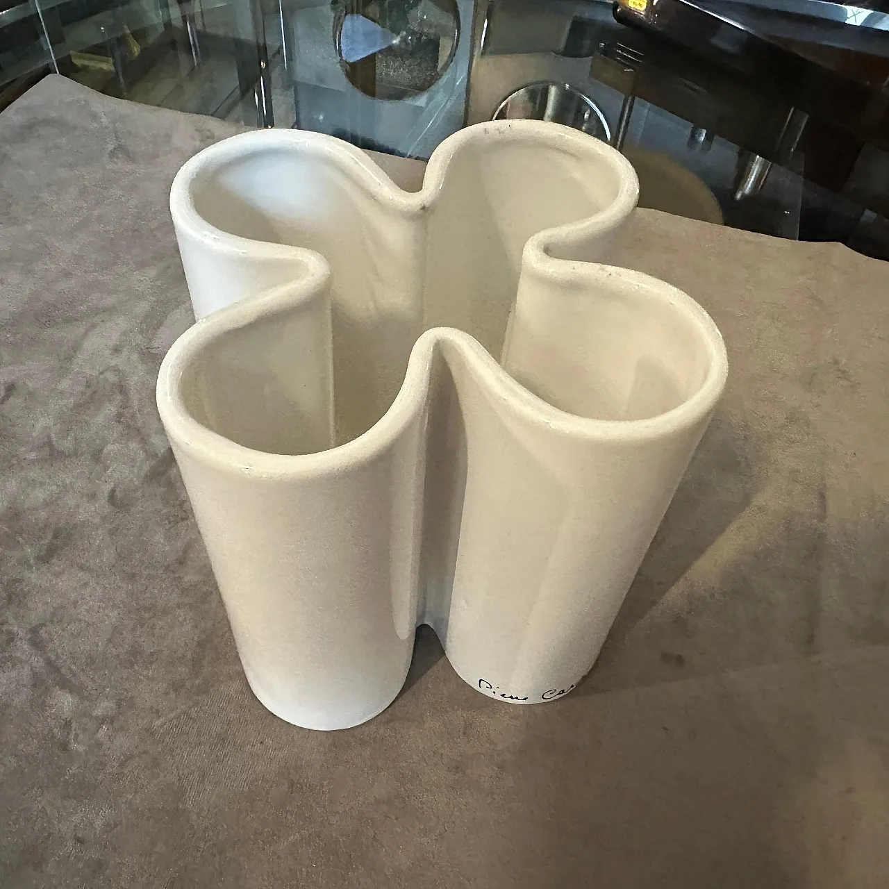 Vaso in ceramica bianca Mid-Century Modern di Pierre Cardin, anni '70 8