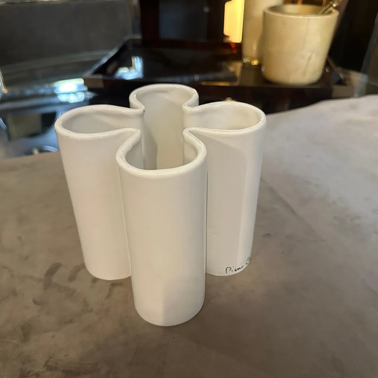 Vaso in ceramica bianca Mid-Century Modern di Pierre Cardin, anni '70 9