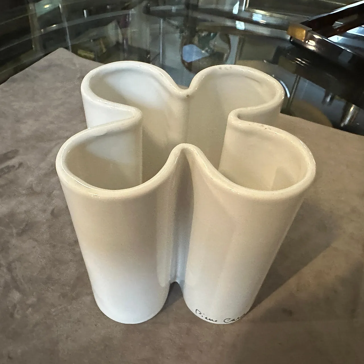 Vaso in ceramica bianca Mid-Century Modern di Pierre Cardin, anni '70 10