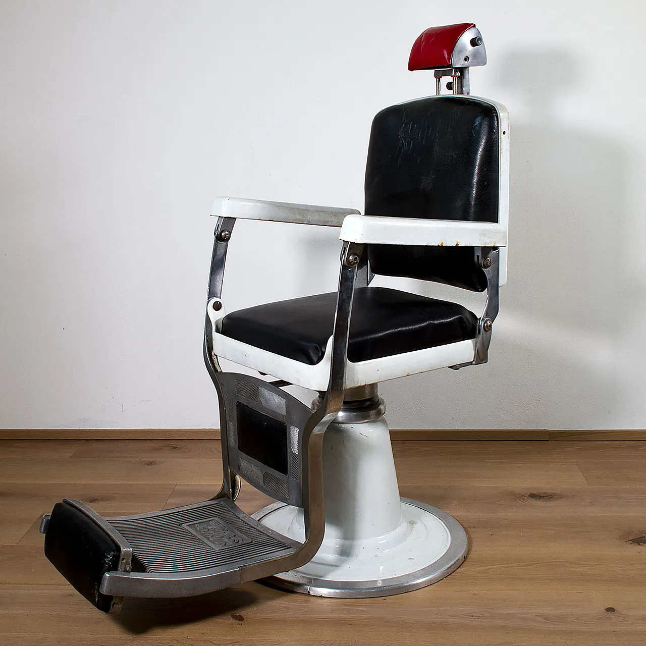 Barber chair, 50s 3