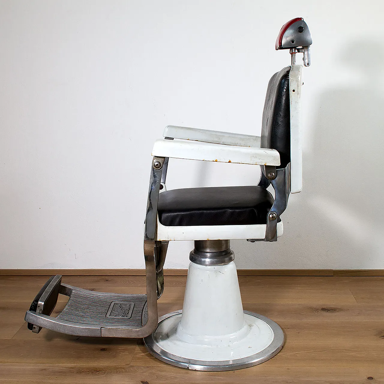 Barber chair, 50s 4