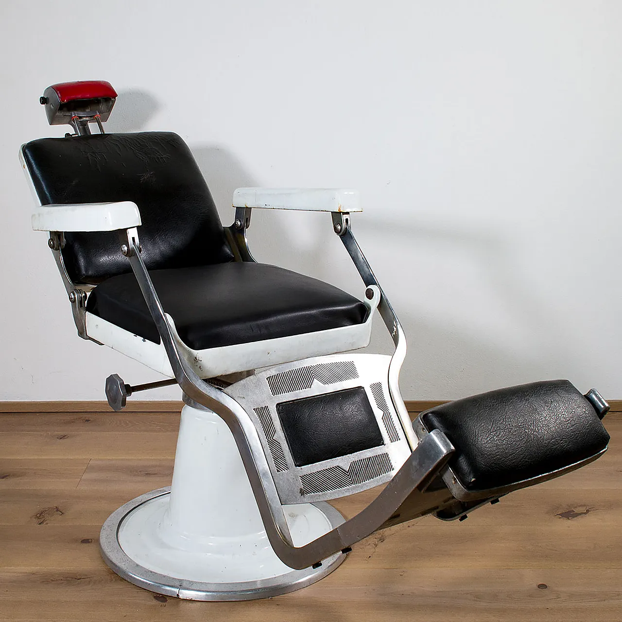 Barber chair, 50s 9