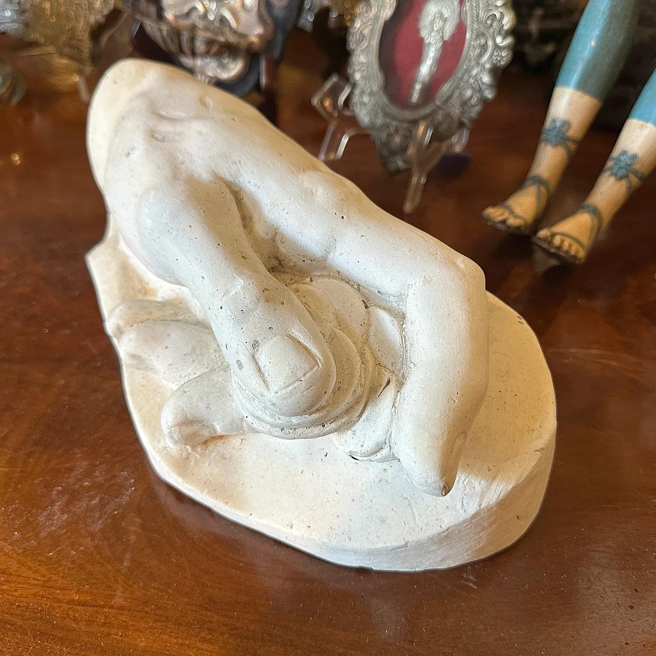 Studio anatomico in gesso di una mano che tiene monete, anni '50 5