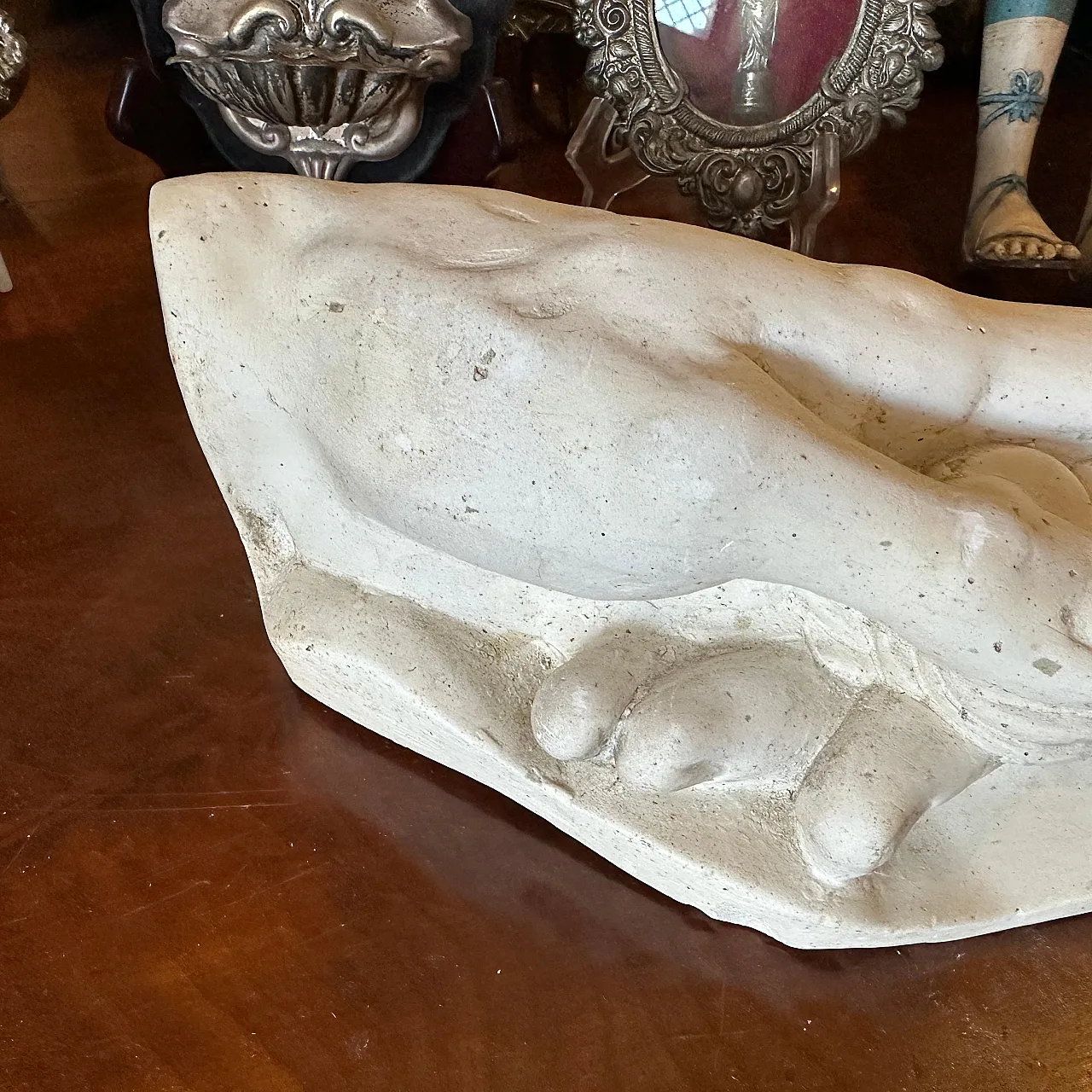 Studio anatomico in gesso di una mano che tiene monete, anni '50 9