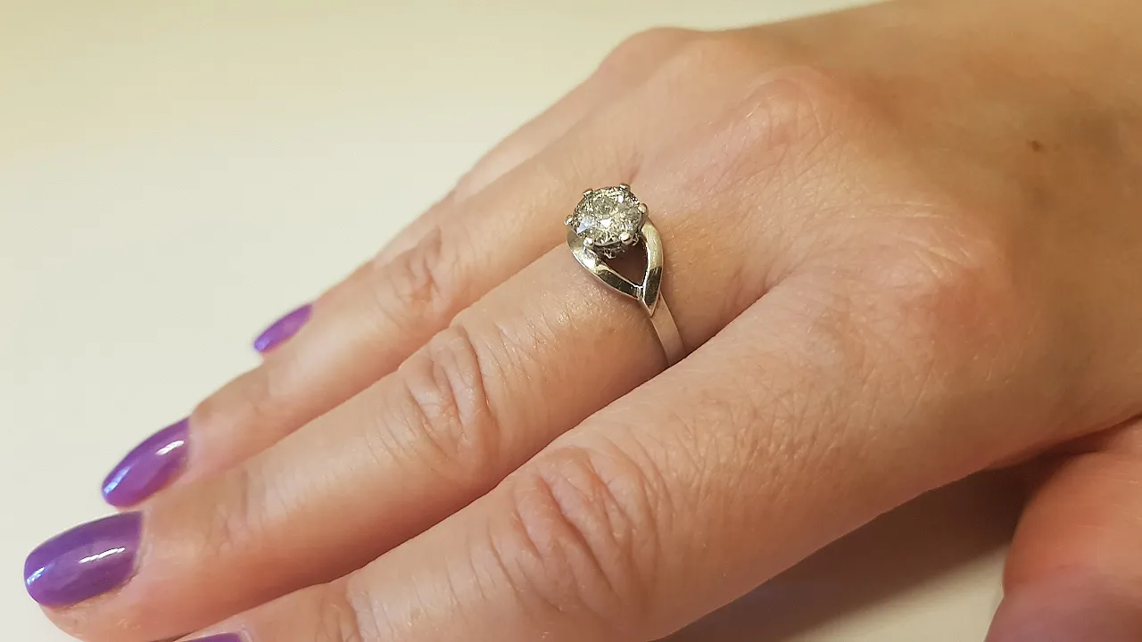 anello in oro bianco 18kt con diamante naturale 1ct 10