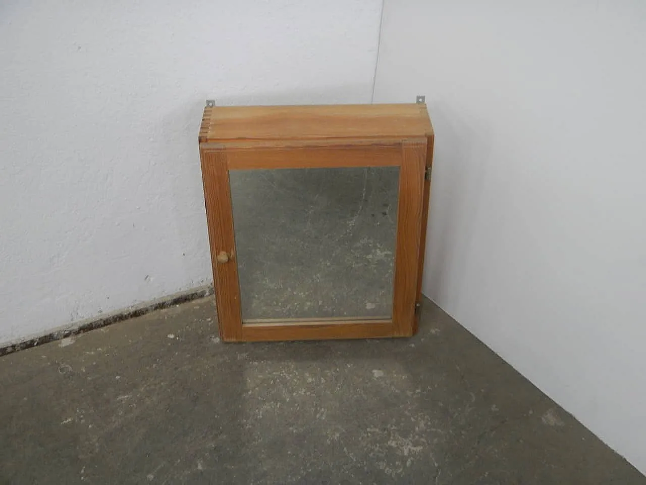 Mobiletto con specchio in abete, 1970 1