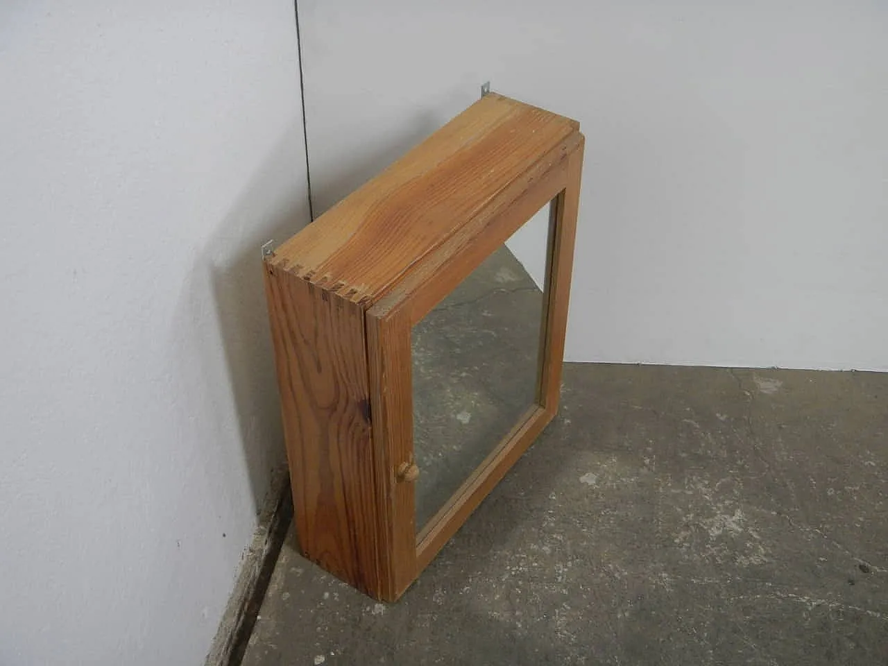 Mobiletto con specchio in abete, 1970 3