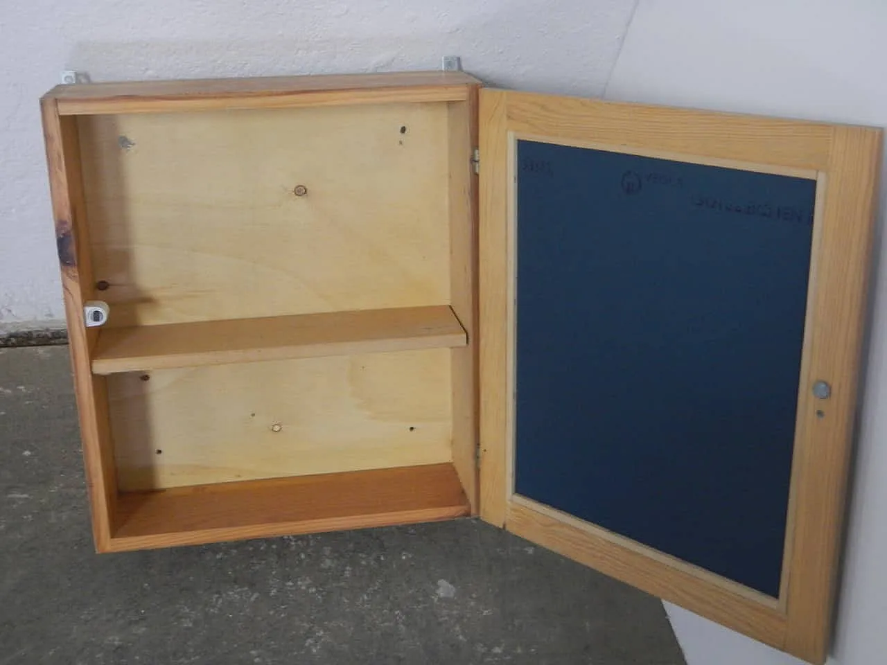 Mobiletto con specchio in abete, 1970 4