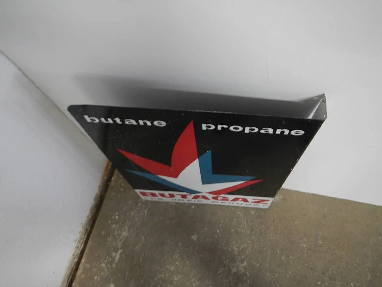 Bifacceral Butagas sign, 1970 10