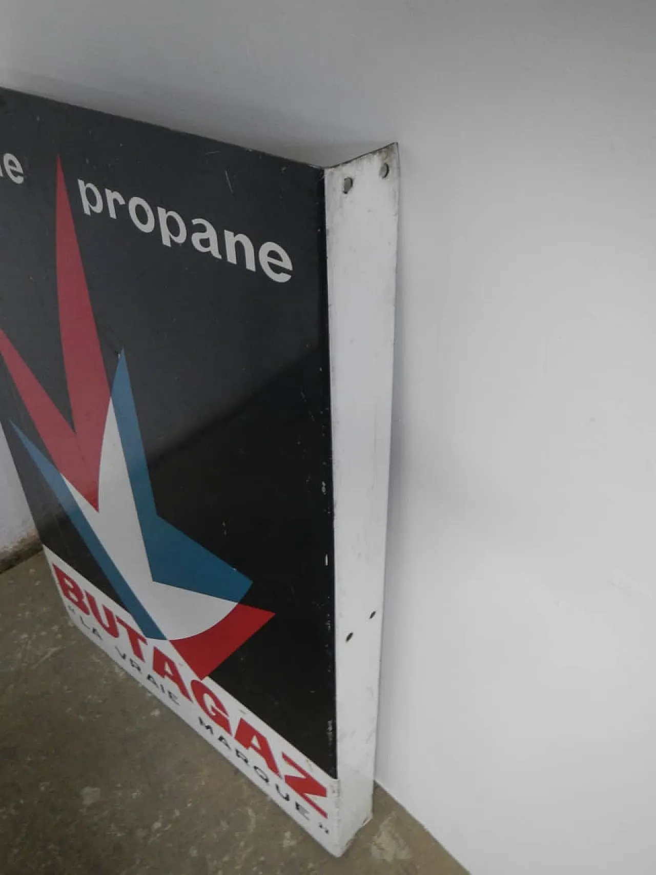 Bifacceral Butagas sign, 1970 11