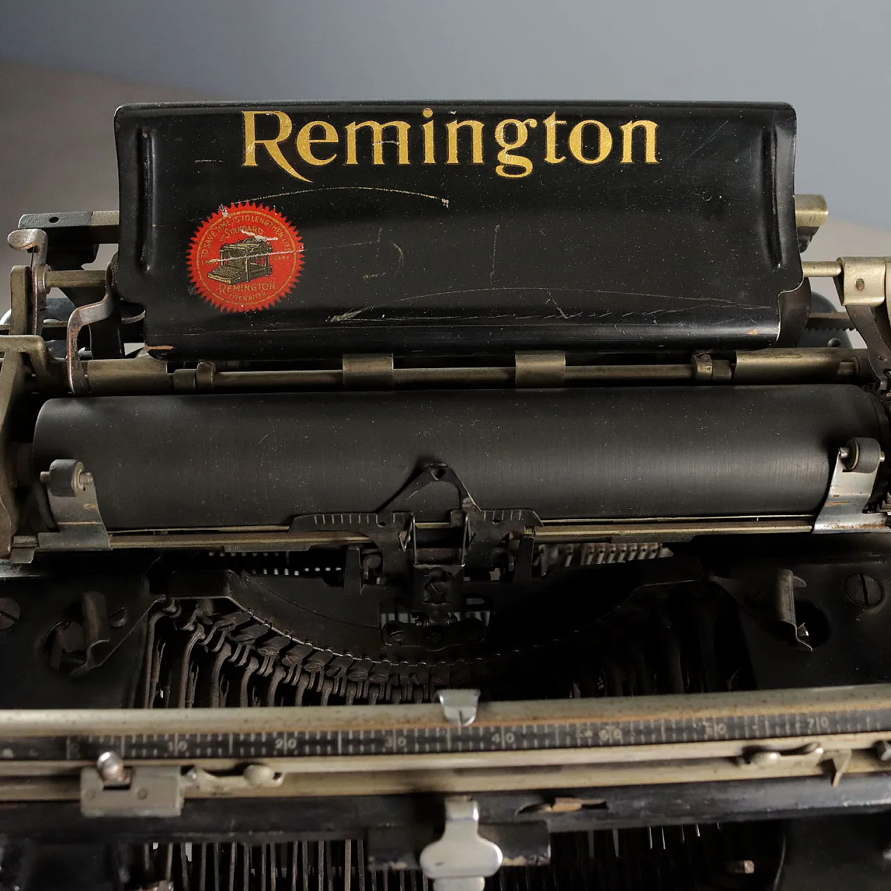 Remington standard 10 typewriter in iron, 20th century 5