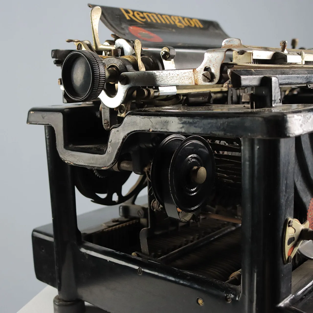 Remington standard 10 typewriter in iron, 20th century 6