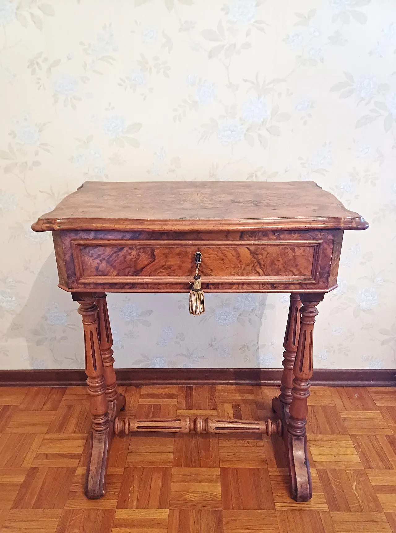 Tavolino porta ricamo in radica di noce, metà '800 1