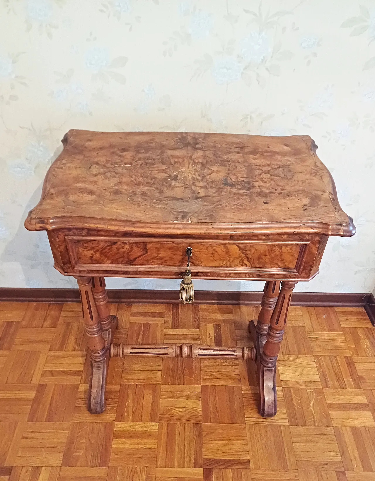 Tavolino porta ricamo in radica di noce, metà '800 2