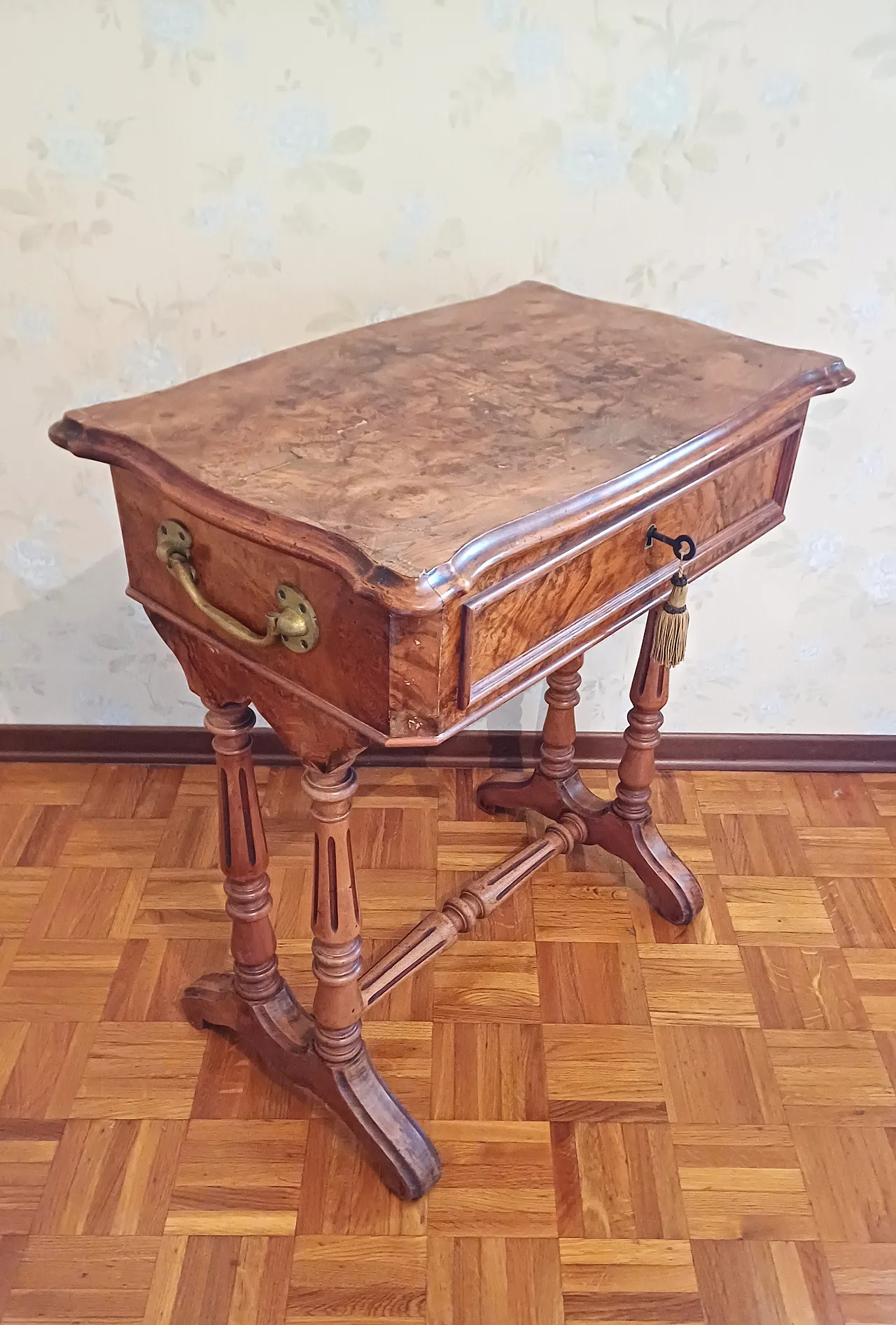 Tavolino porta ricamo in radica di noce, metà '800 3