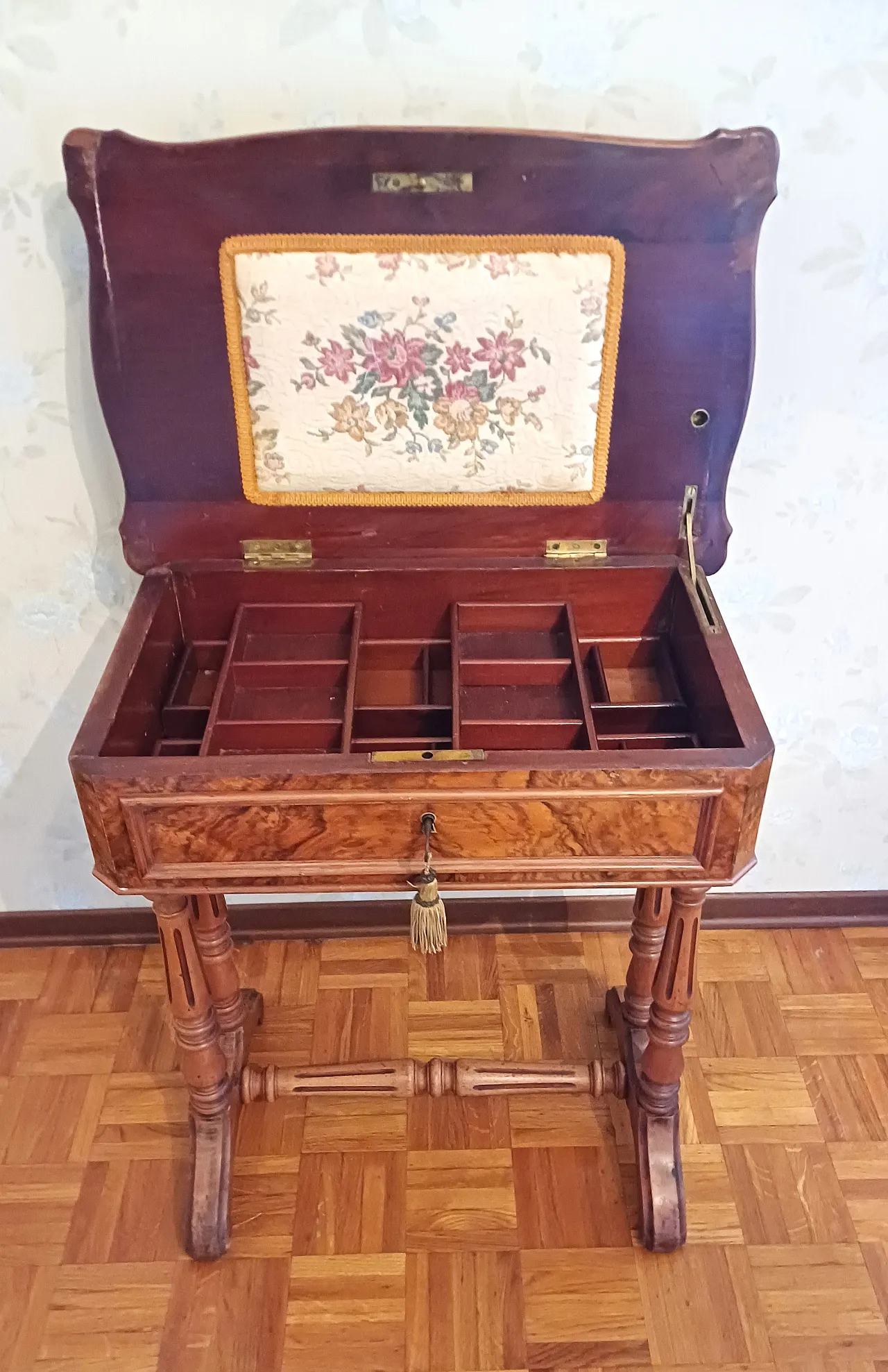 Tavolino porta ricamo in radica di noce, metà '800 8