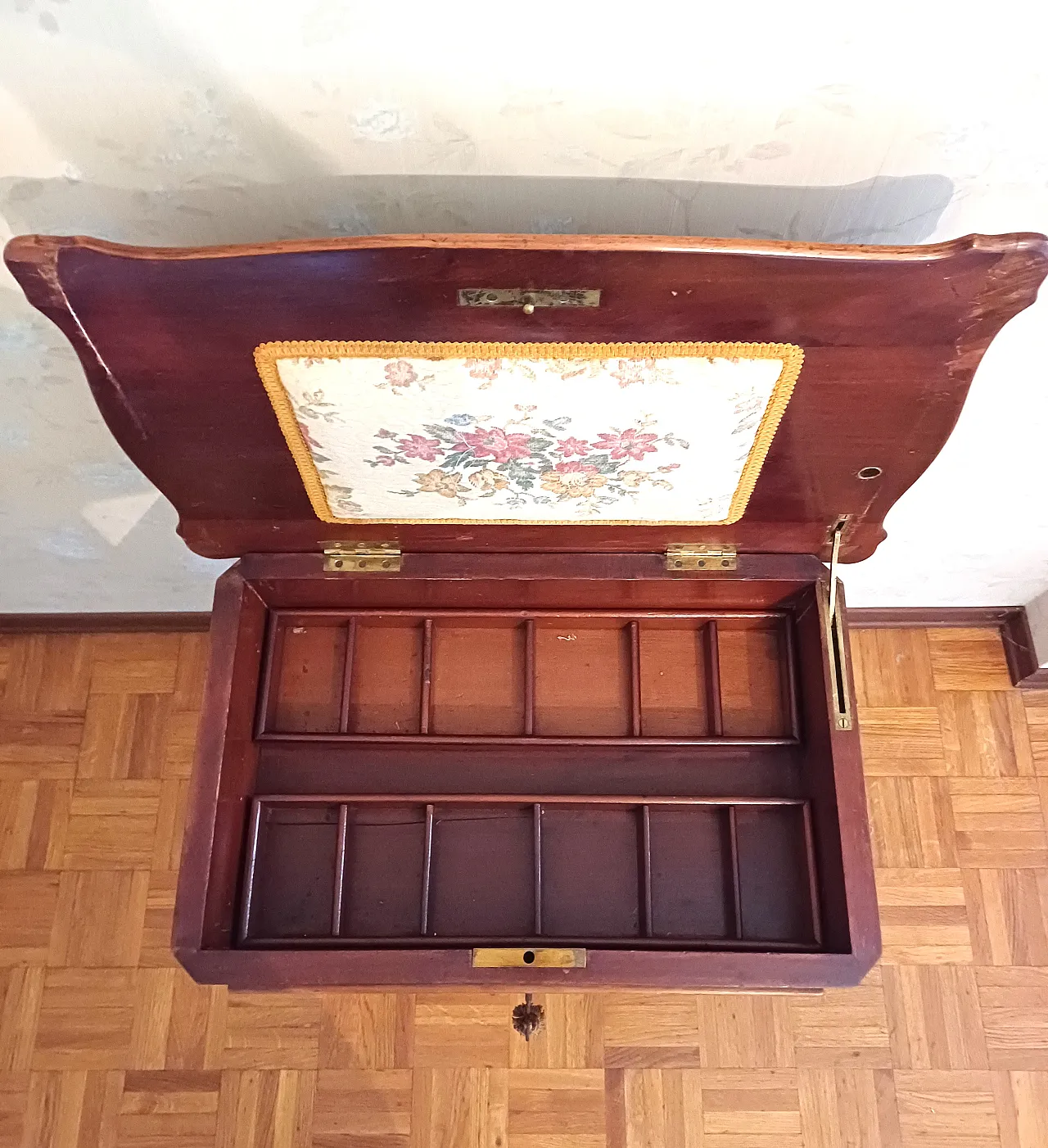 Tavolino porta ricamo in radica di noce, metà '800 9