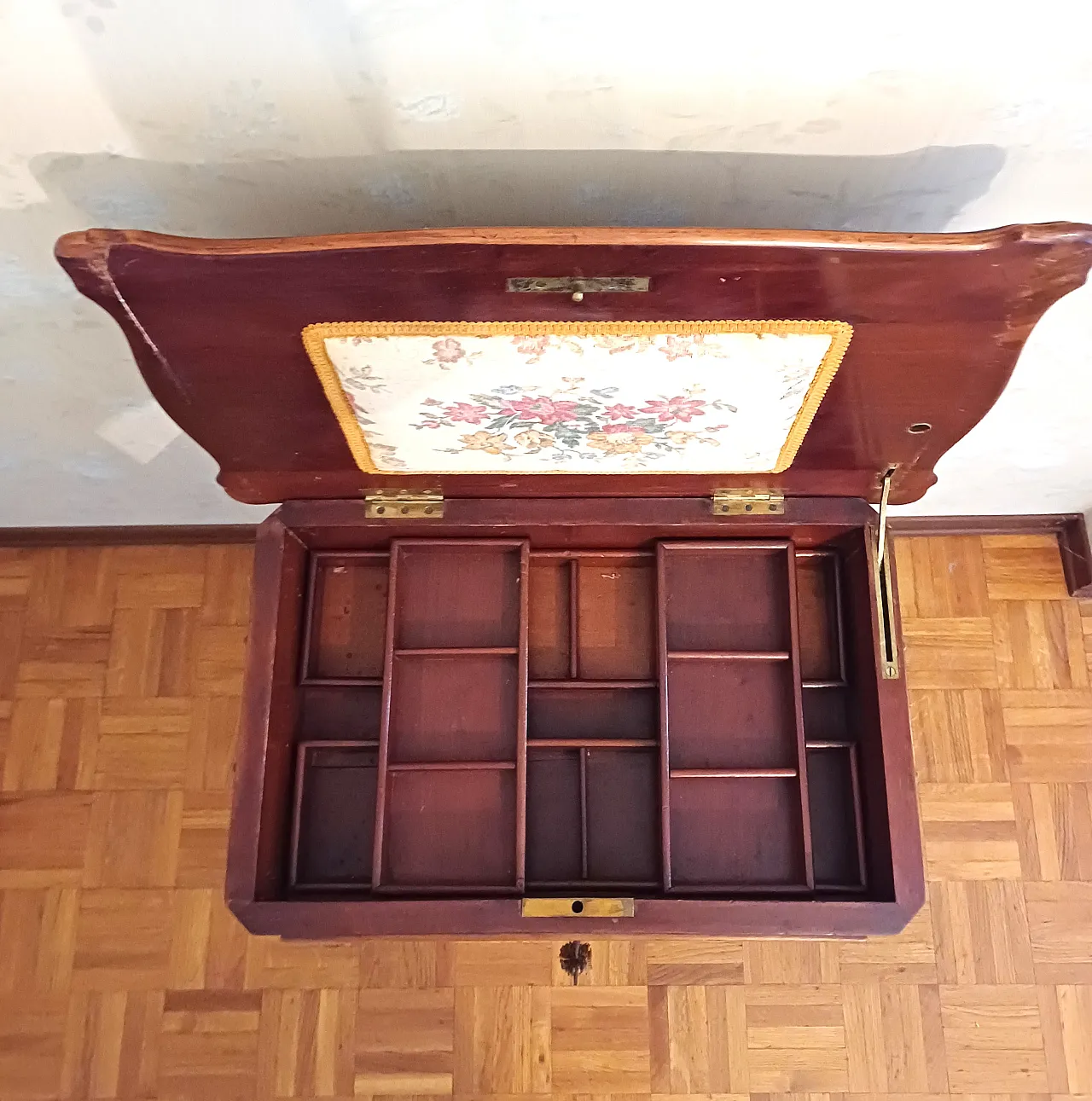 Tavolino porta ricamo in radica di noce, metà '800 10