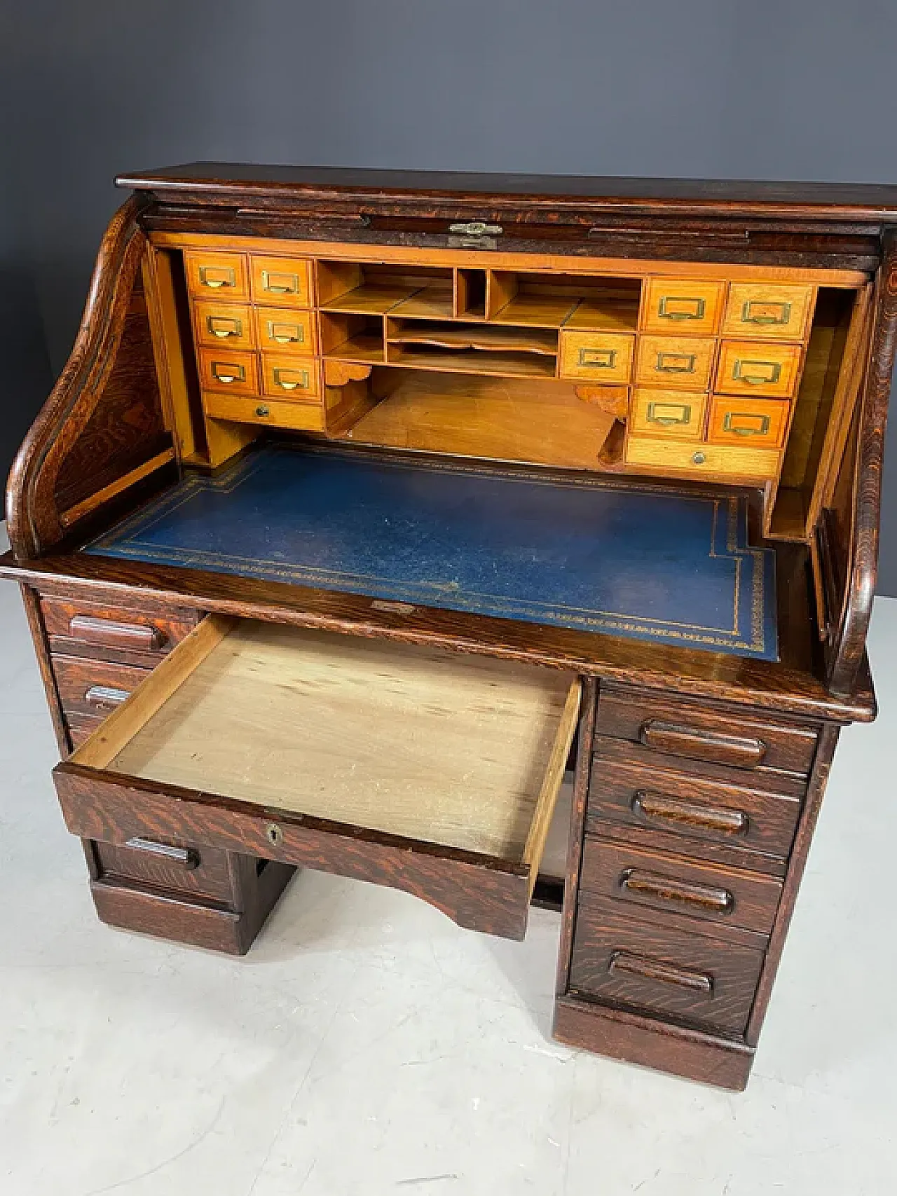 Scrivania americana con ribalta, rovere massello, anni '30 10