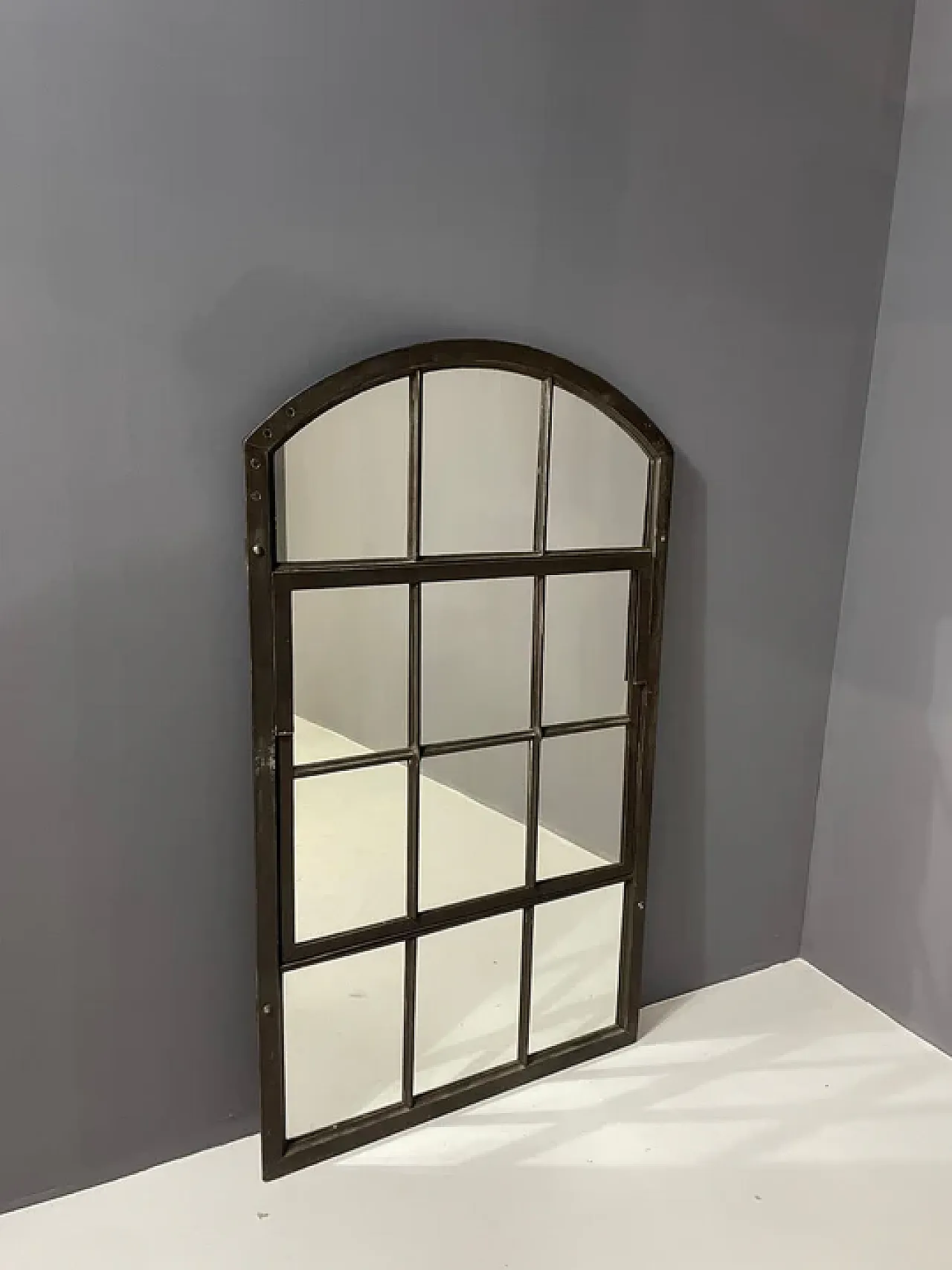 Specchio industriale in ferro con patina, anni '60 7