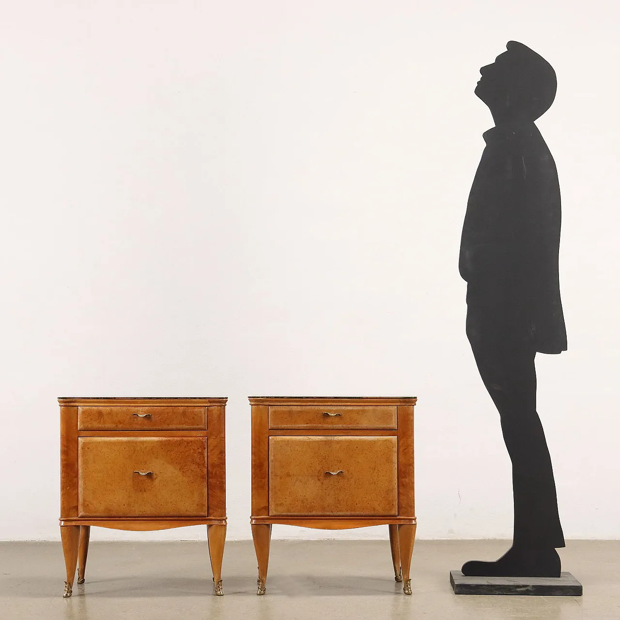 Coppia di comodini impiallacciati in radica con piano in vetro, anni '50 3