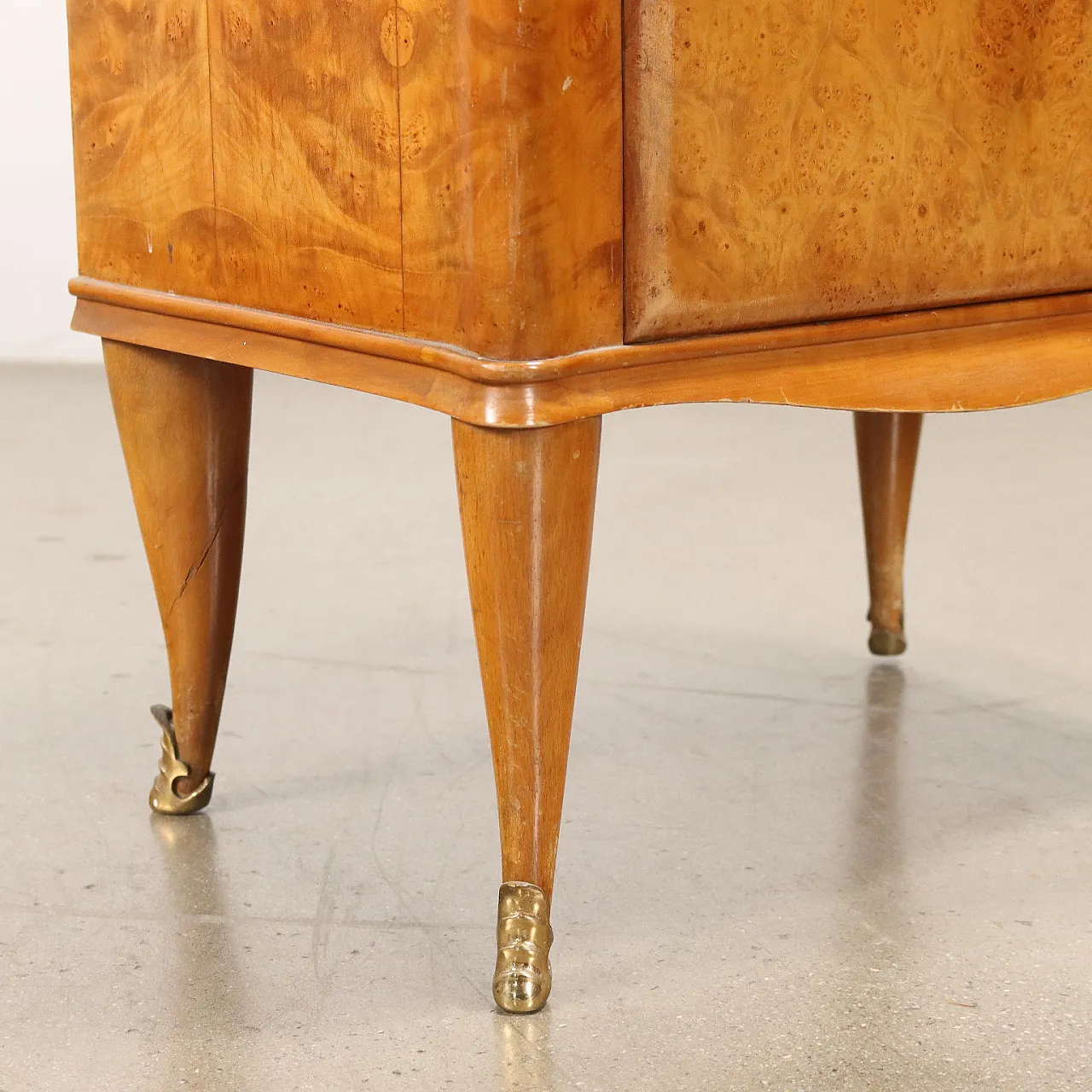 Coppia di comodini impiallacciati in radica con piano in vetro, anni '50 7