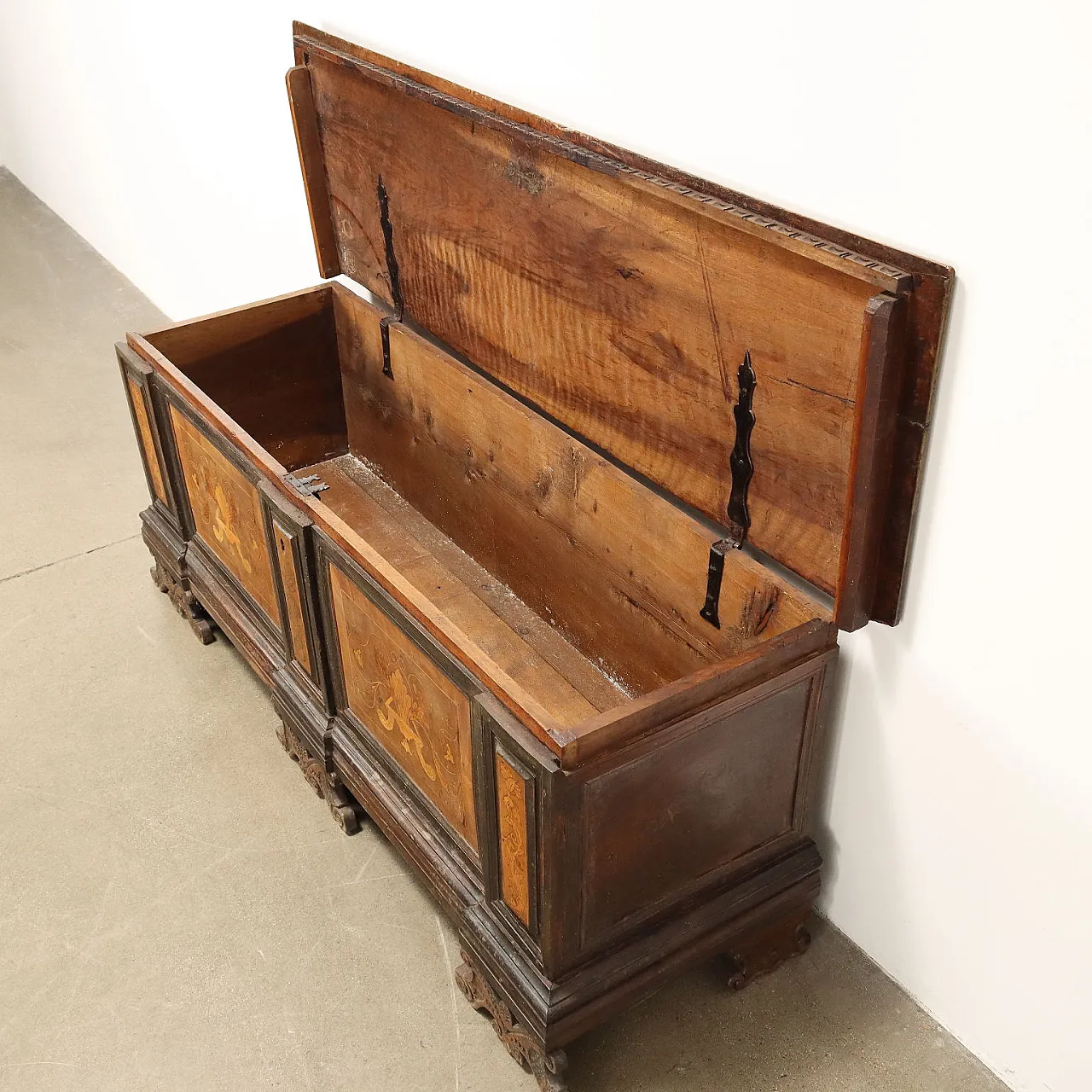 Cassapanca intarsiata in noce, '700 3