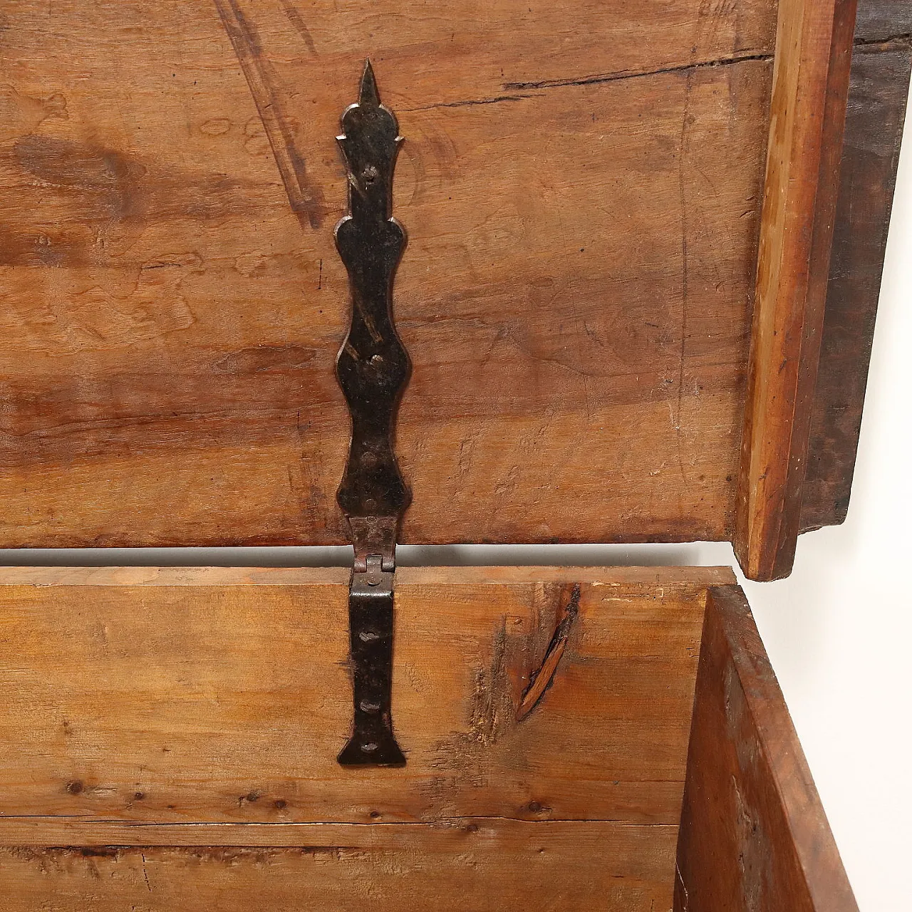 Cassapanca intarsiata in noce, '700 10