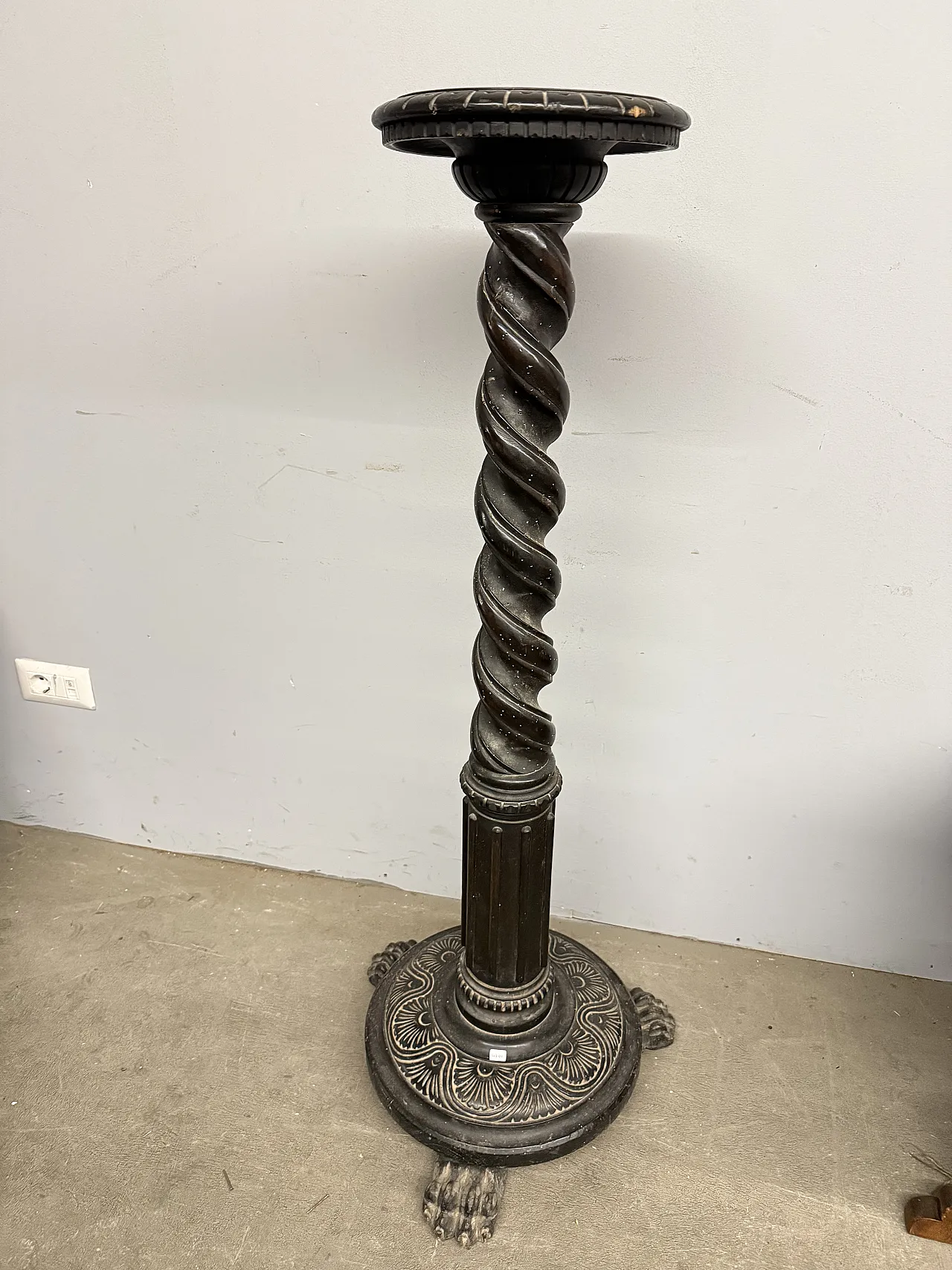 Neo-Renaissance column in walnut, carved, 1920 1