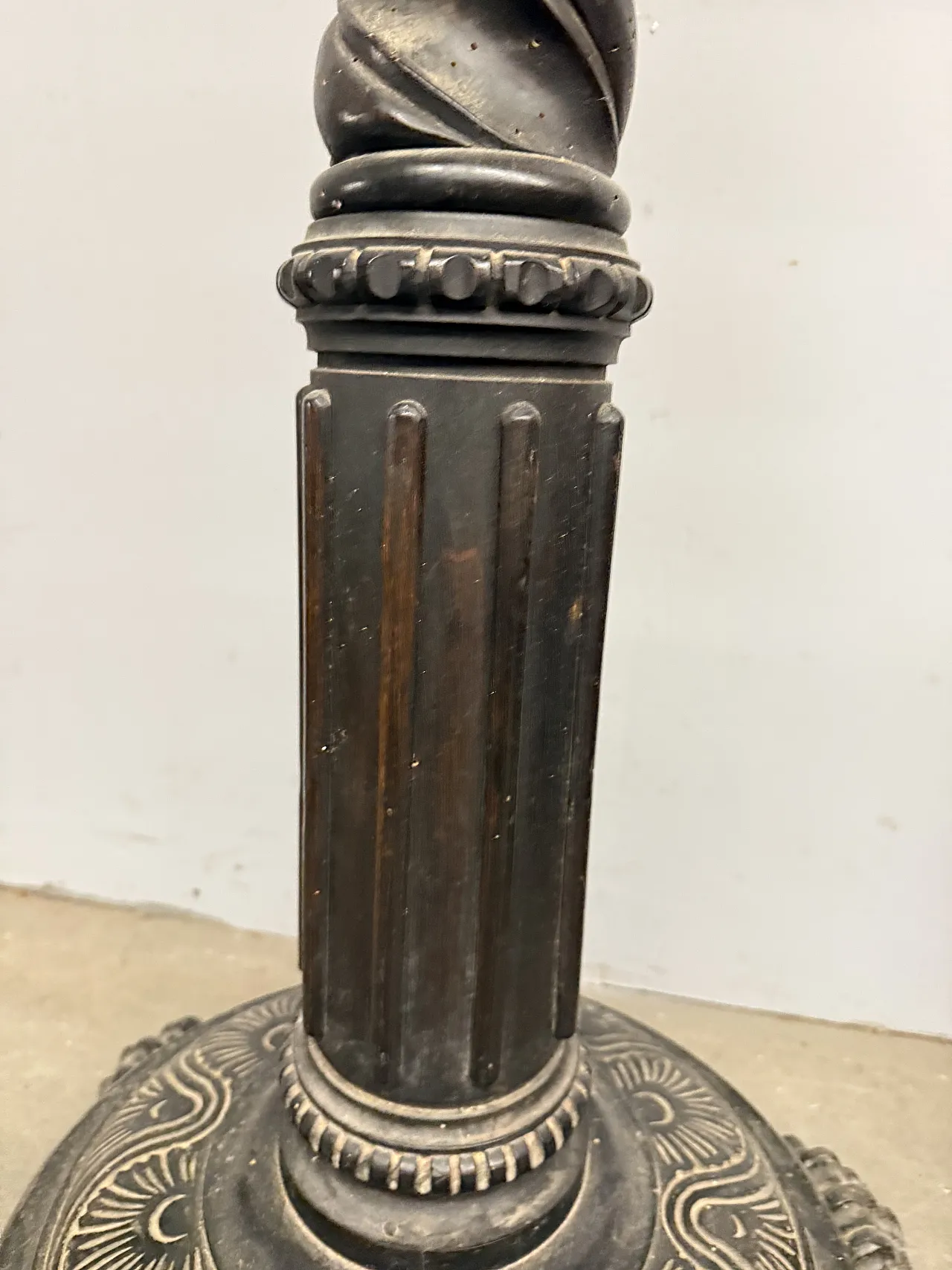 Neo-Renaissance column in walnut, carved, 1920 5