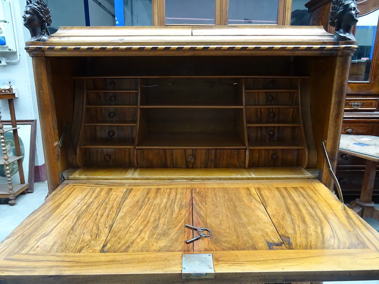 Secretaire Biedermaier in noce scolpito, prima metà '800 3