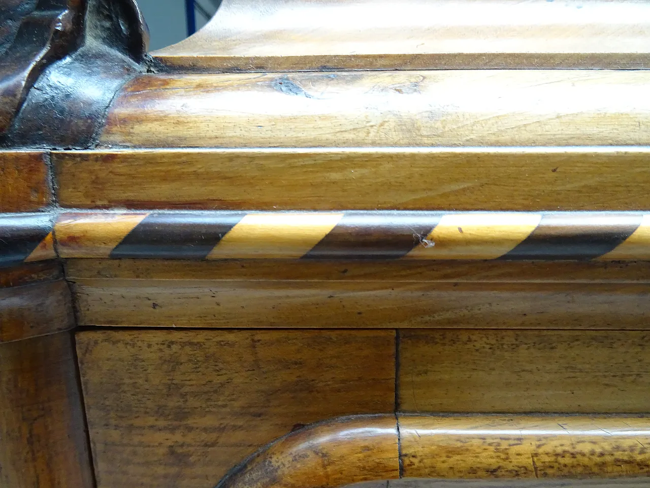 Secretaire Biedermaier in noce scolpito, prima metà '800 5