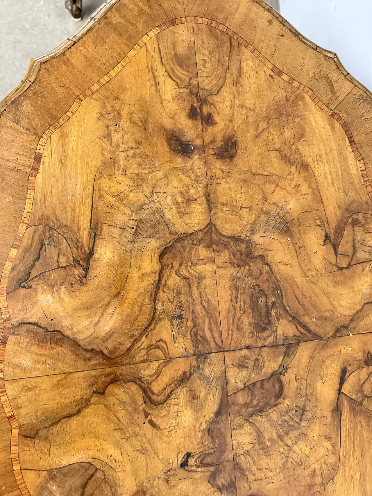 Tavolinetto da salotto noce e radica barocchetto, 1940 19