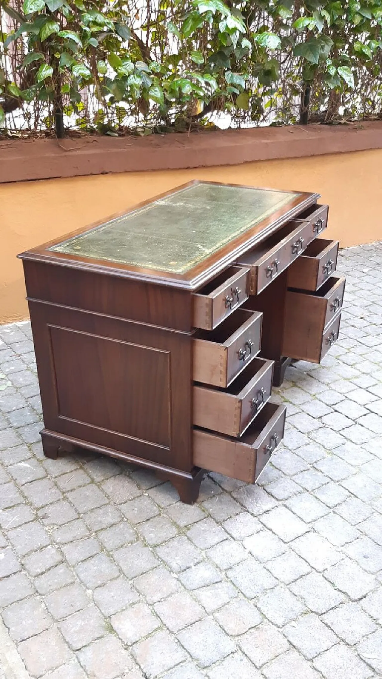 Scrivania impiallacciata in radica di mogano, '800 1