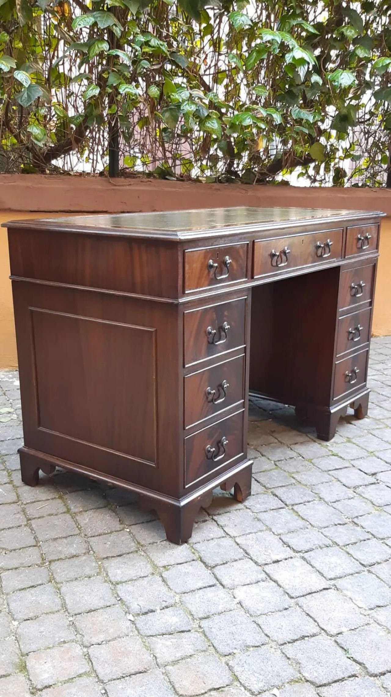 Scrivania impiallacciata in radica di mogano, '800 2