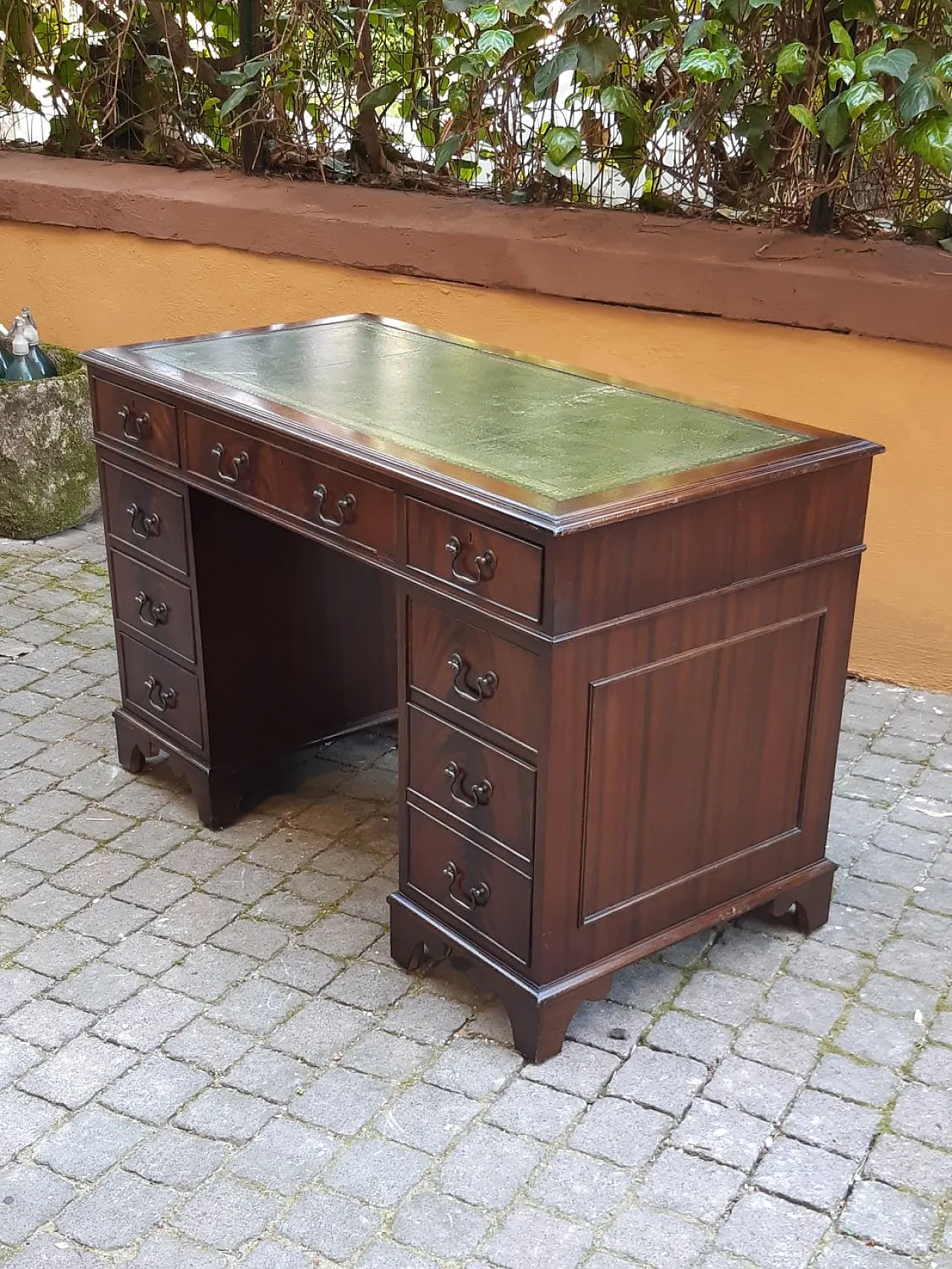 Scrivania impiallacciata in radica di mogano, '800 3