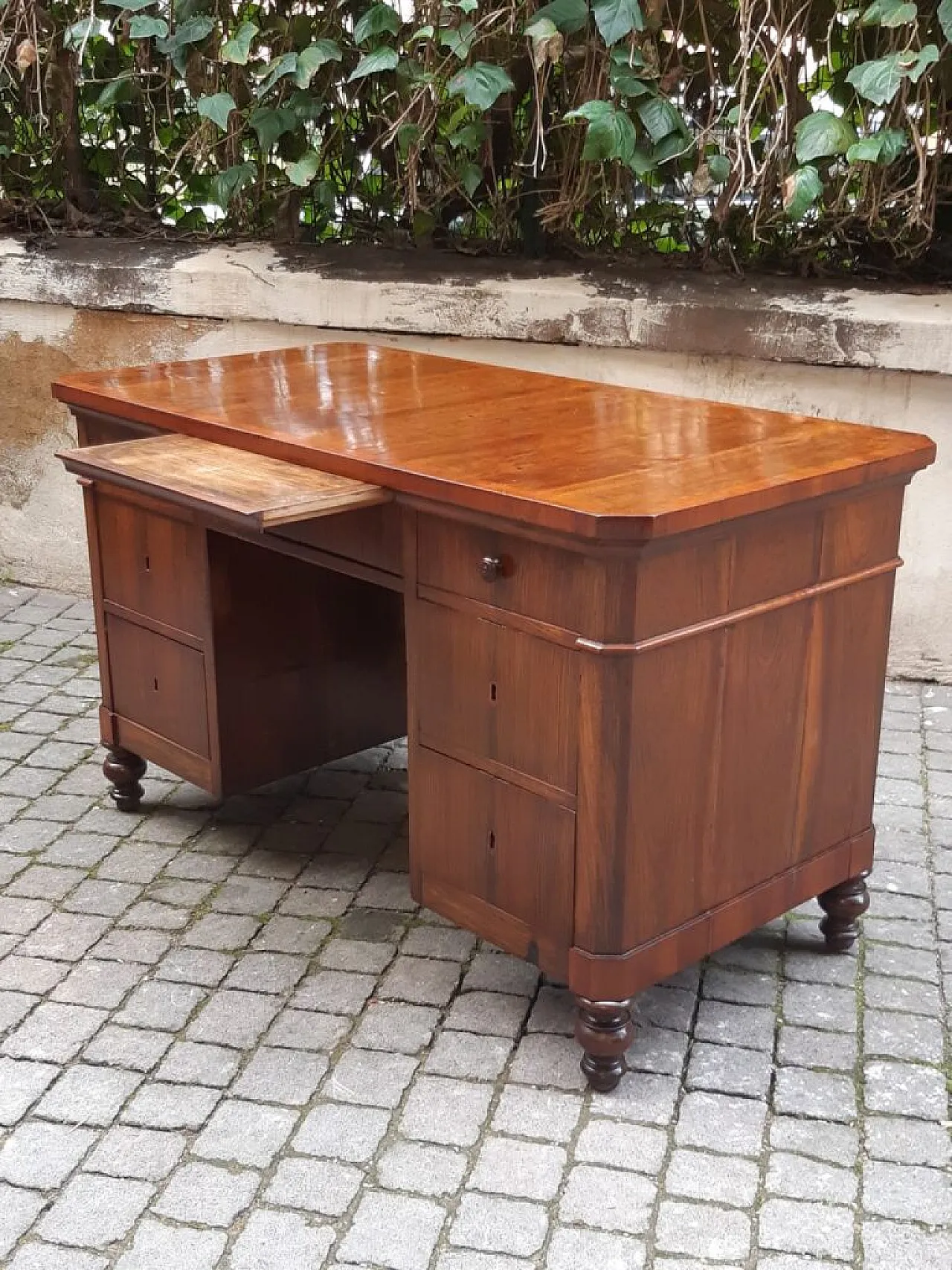 Scrivania lastronata in noce, '800 1