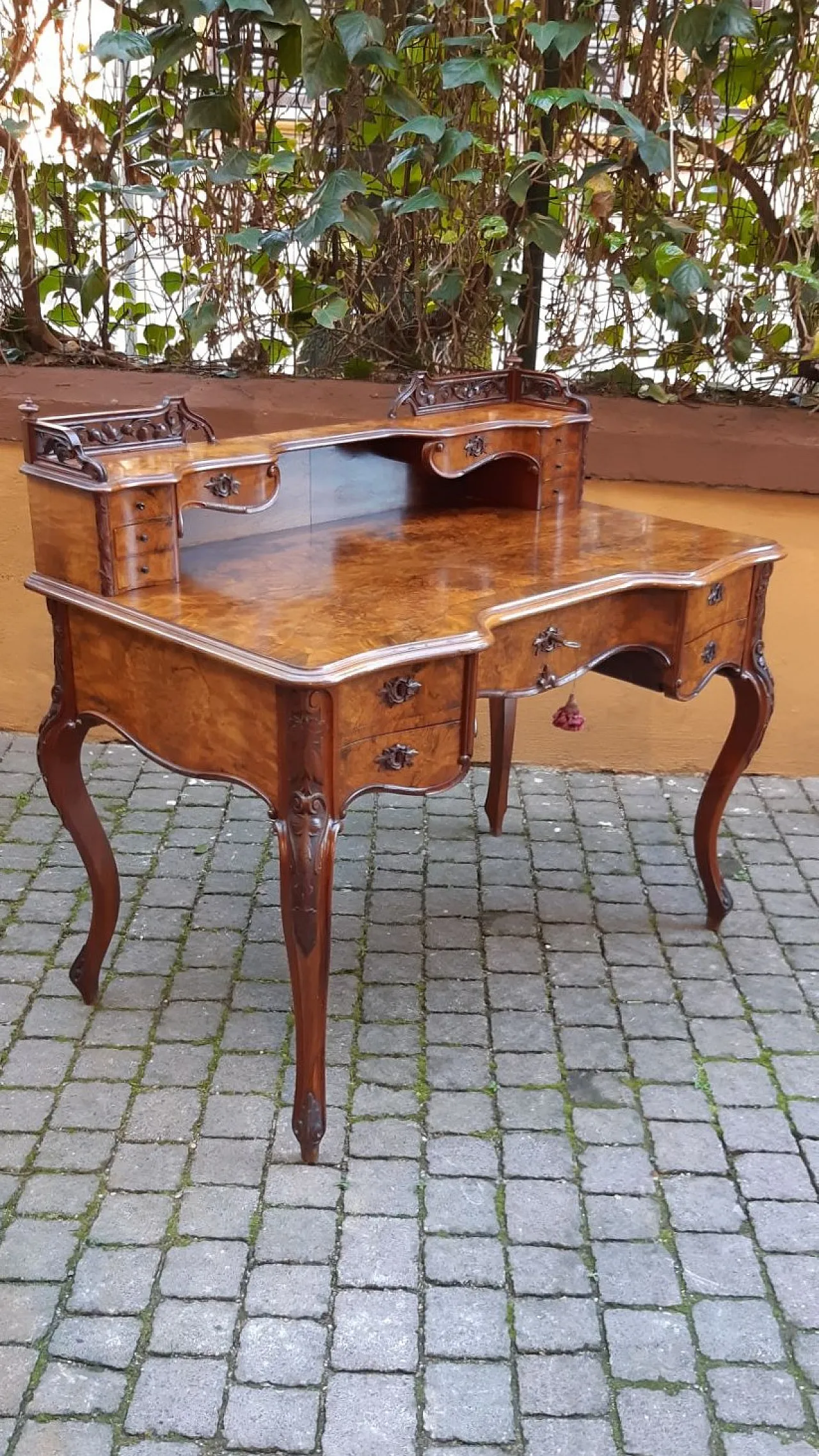 Scrittoio lastronato in radica di noce, '800 1